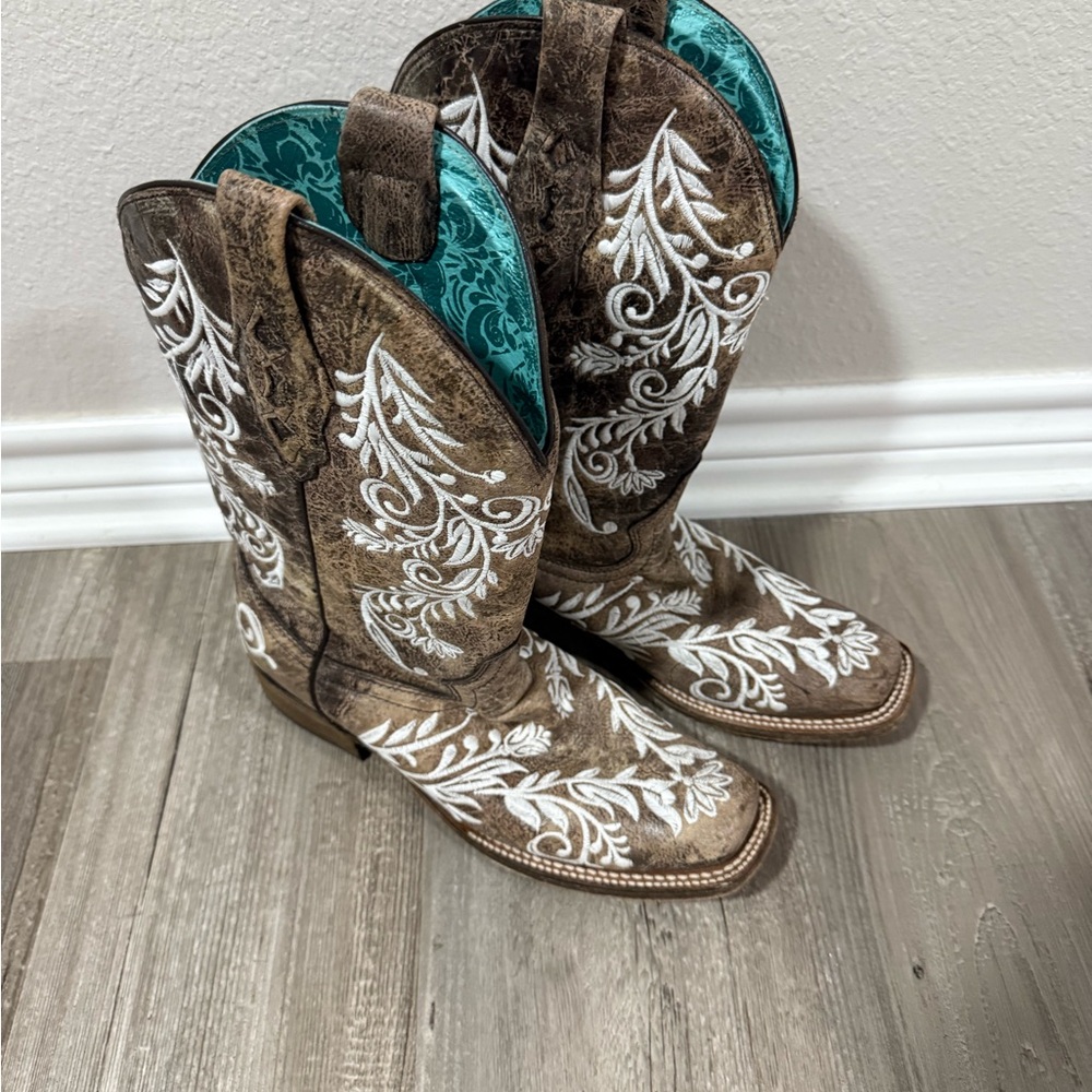 Brown and White Embroidered Women's Cowboy Boots